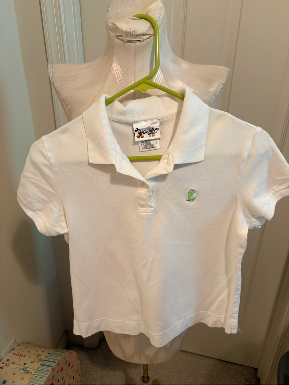 Disney women’s White Polo Shirt with Green Crest - size Small - Picture 4 of 13